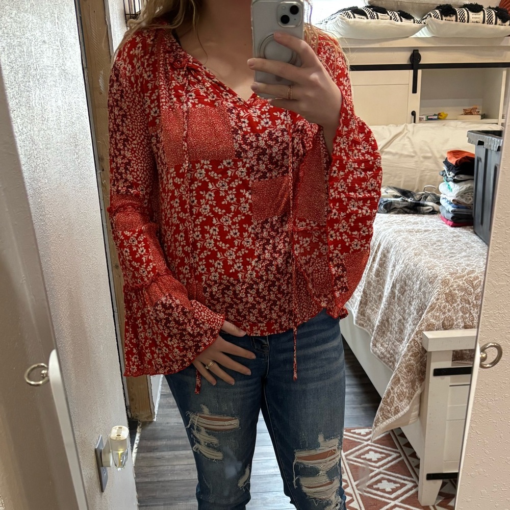 Boutique bell sleeve floral top